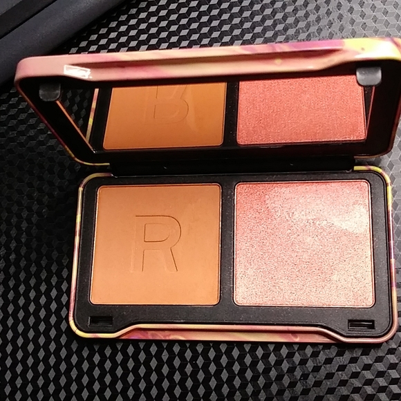 Makeup Revolution Beauty London Peach Heat Dynamic Face Palette Duo - Picture 5 of 8
